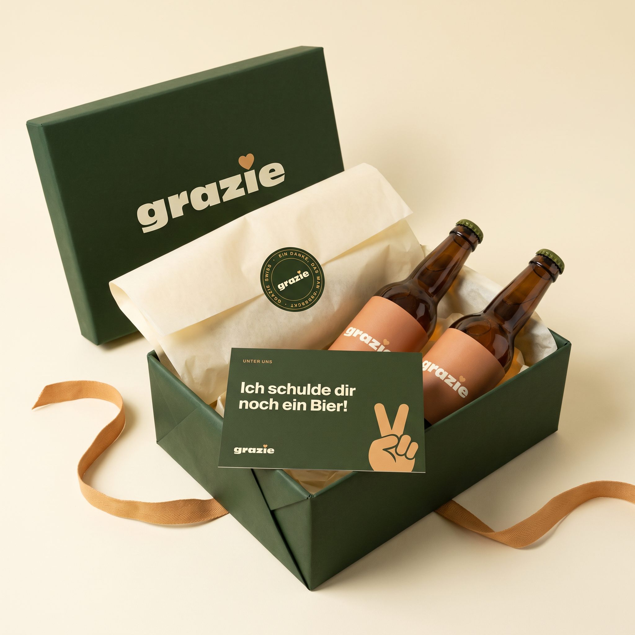 Geöffnete grazie Geschenkschachtel mit Craft Bier und Dankeskarte